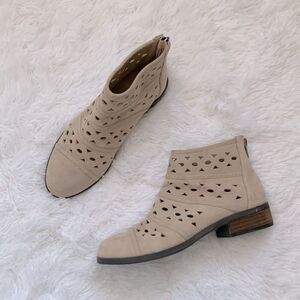 Array Portland Suede Leather Laser Cutout Ankle Boots Booties Sand Tan Sz 7